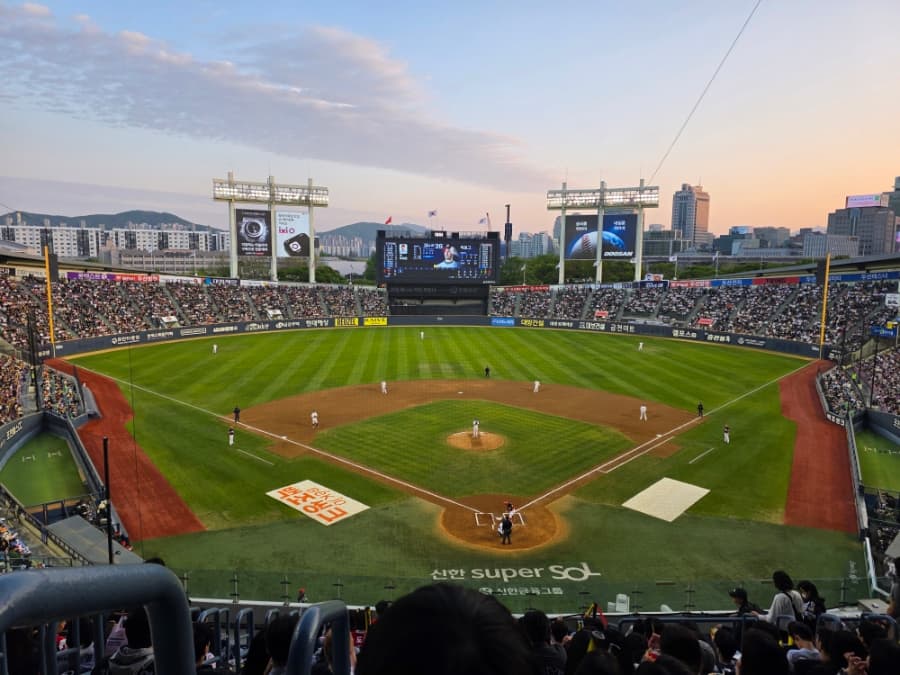 잠실야구장 신상 먹거리 샤오마라, 우이락, 픽베이크 후기 중앙네이비 시야